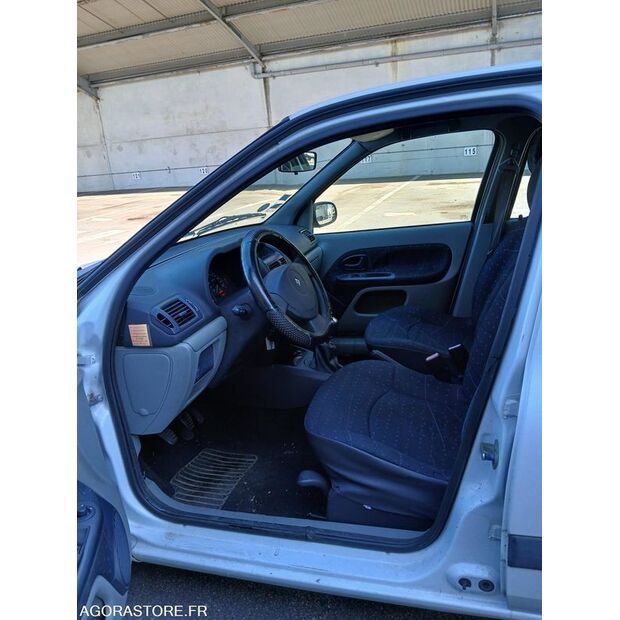 2003 Renault Clio-47128533