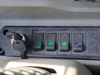 2013-hyundai-r60-7-1452040-47132375