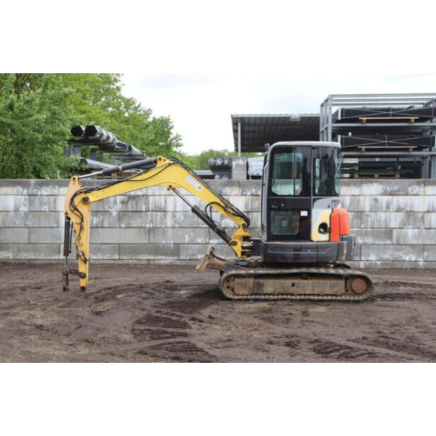 2011 نيو هولاند E50B SR-47135166