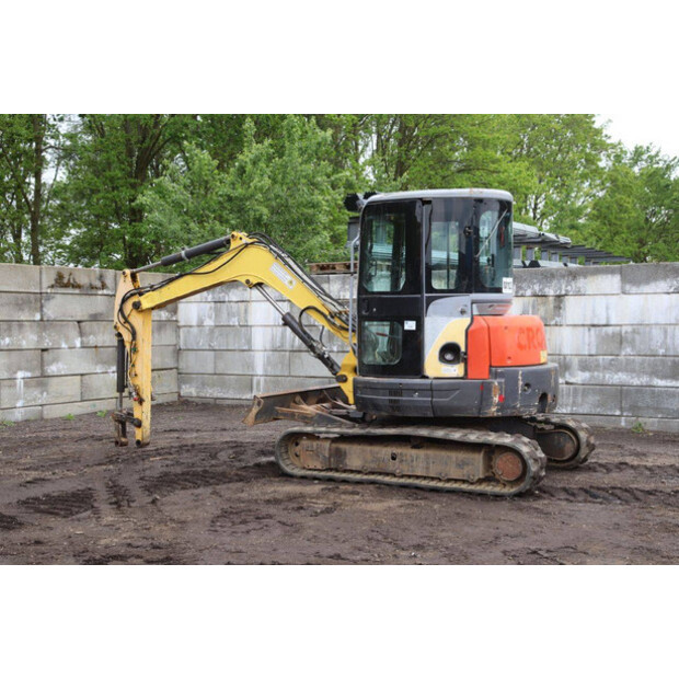 2011 نيو هولاند E50B SR-47135167