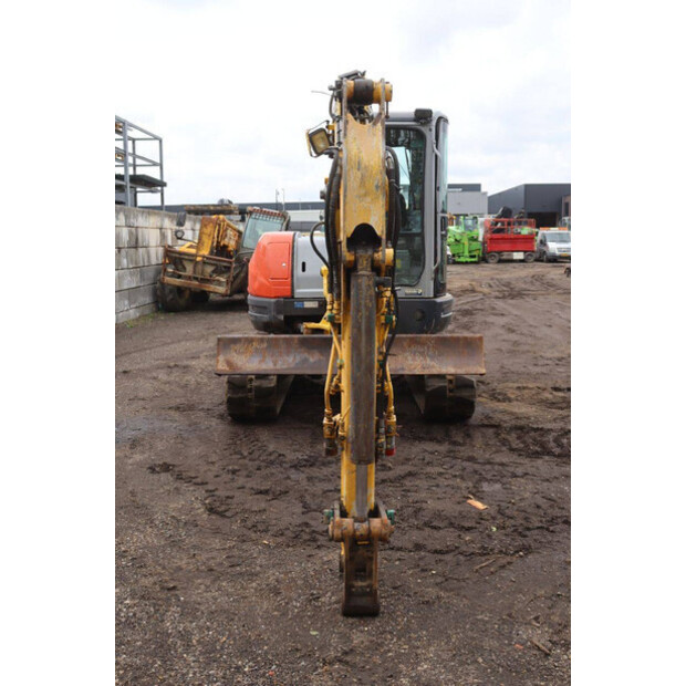 2011 نيو هولاند E50B SR-47135172