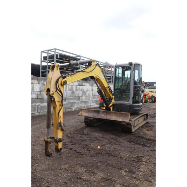 2011 نيو هولاند E50B SR-47135173