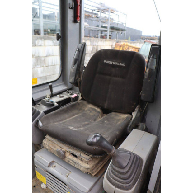 2011 نيو هولاند E50B SR-47135184