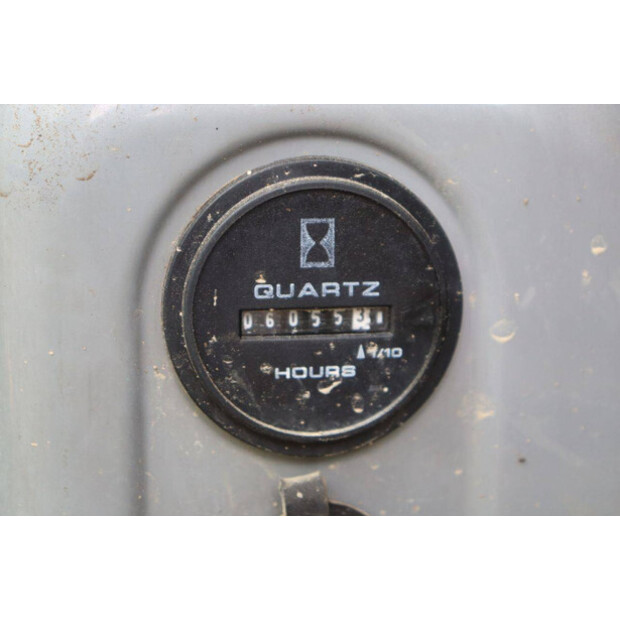 2011 نيو هولاند E50B SR-47135187
