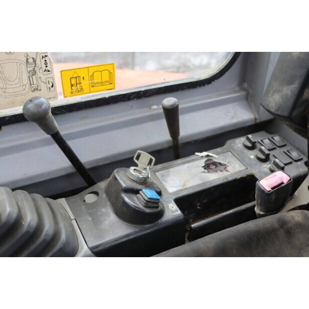2011 نيو هولاند E50B SR-47135189