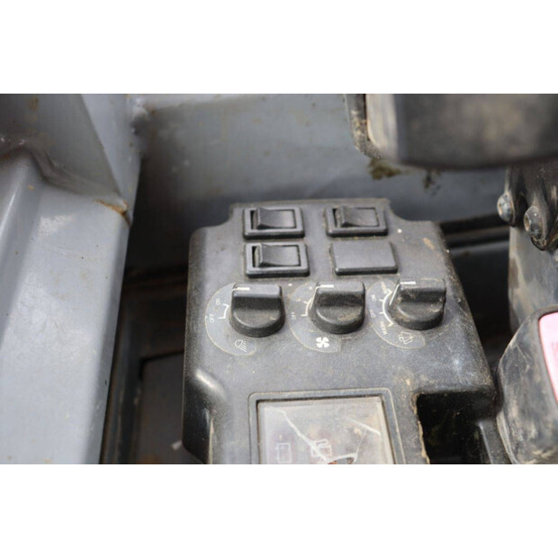 2011 نيو هولاند E50B SR-47135190