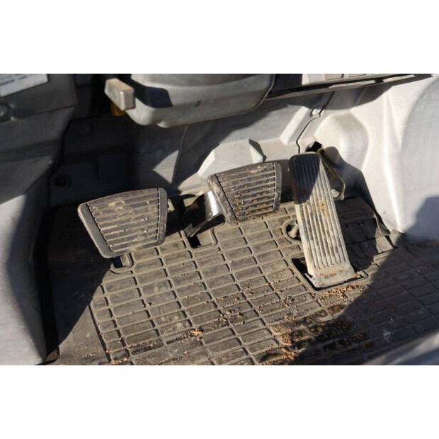 2005 MITSUBISHI FGE25T-47137373
