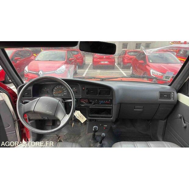 1990 Toyota Hilux-47157390
