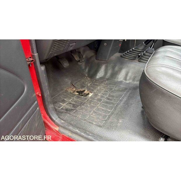 1990 Toyota Hilux-47157395