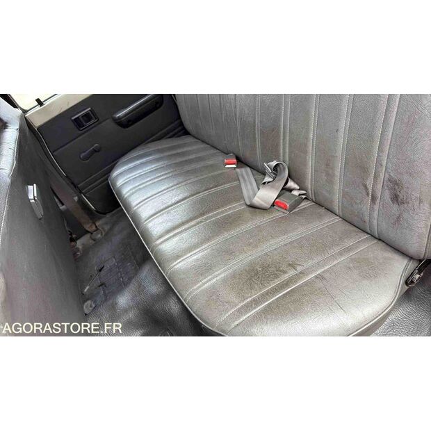 1990 Toyota Hilux-47157402