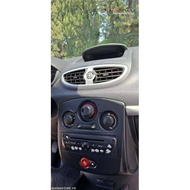 2012 Renault Clio-47179913