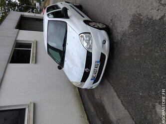 2009-renault-clio-1453036-47180845