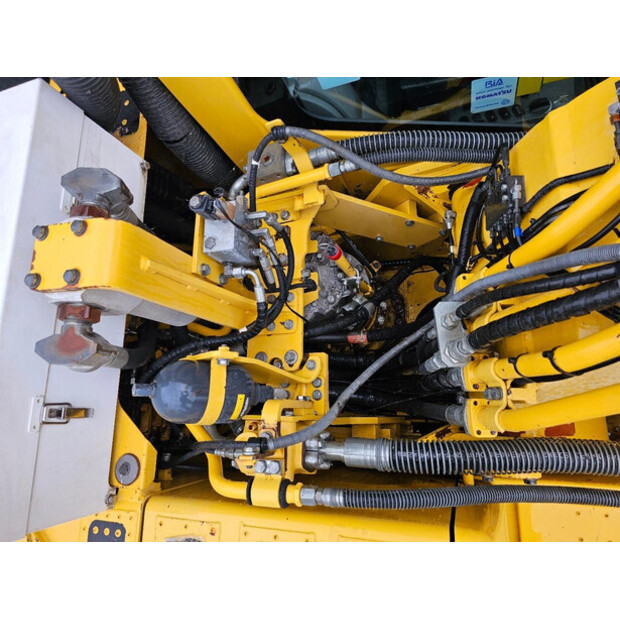 2015 Komatsu HB215LC-2-47243730