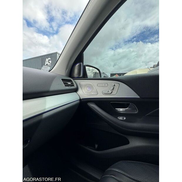 Mercedes-Benz-47265643