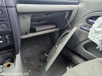 2005-renault-clio-1454313-47266133