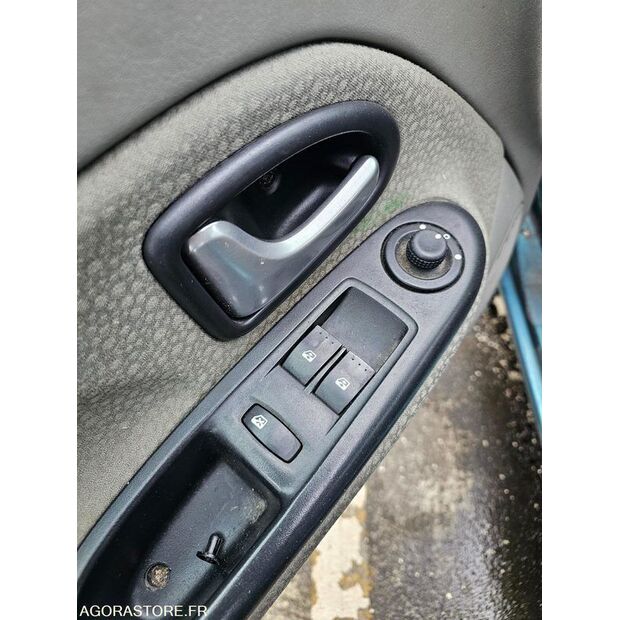 2005 Renault Clio-47266137