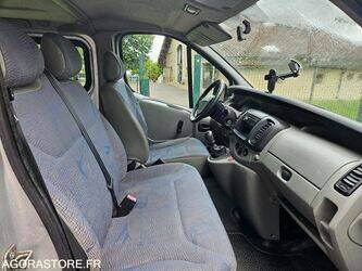 2005-renault-trafic-1454581-47290333