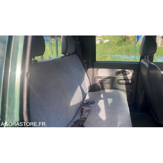 1999 ميتسوبيشي L200-47291007
