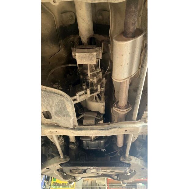 1999 ميتسوبيشي L200-47291041