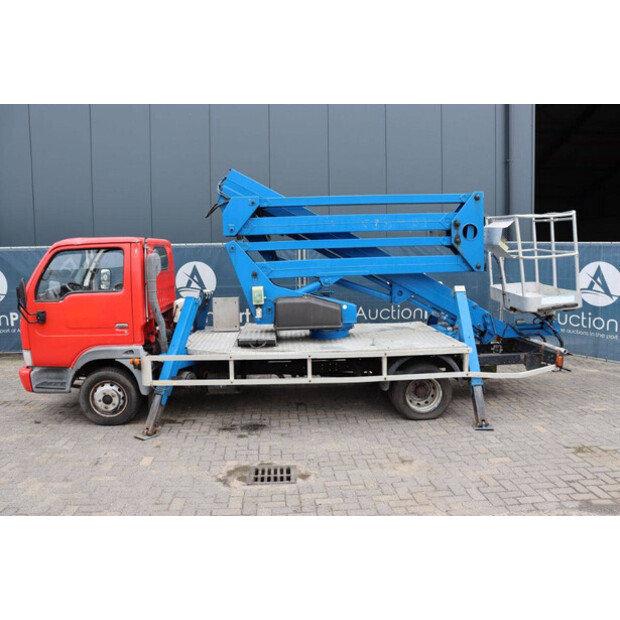 2004 نيسان Cabstar-47295147