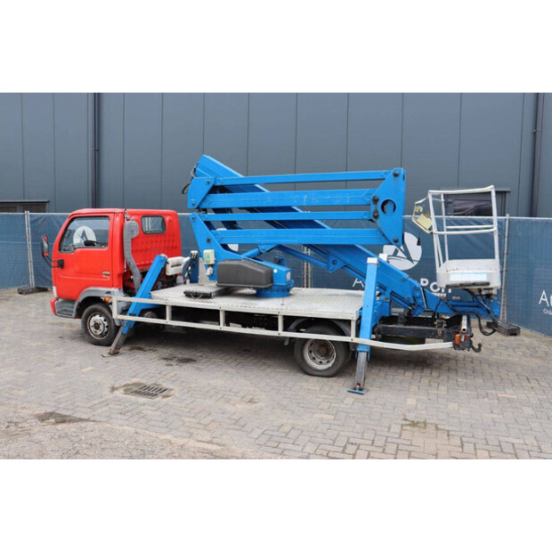2004 نيسان Cabstar-47295148