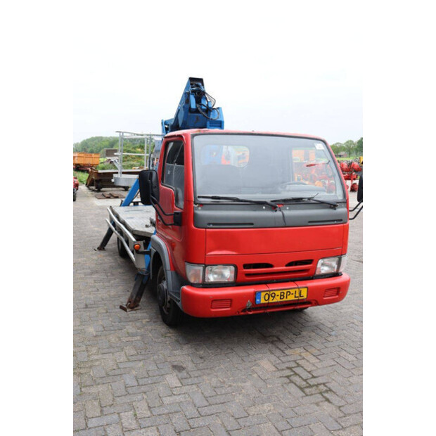 2004 نيسان Cabstar-47295152