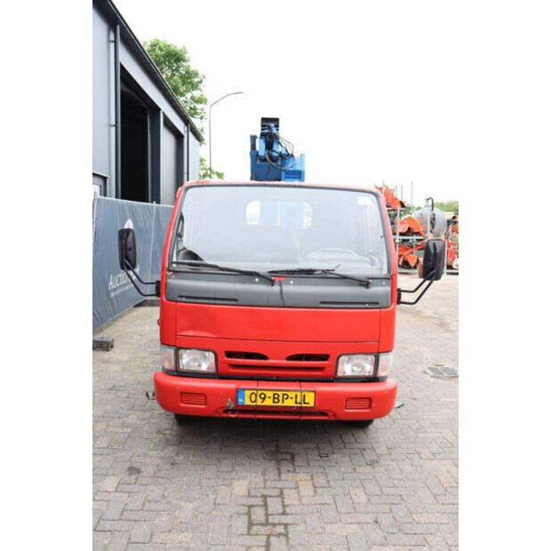 2004 نيسان Cabstar-47295153