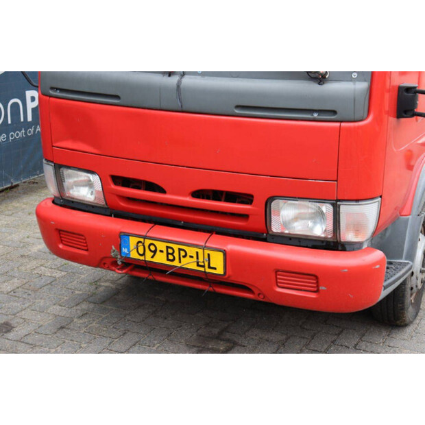 2004 نيسان Cabstar-47295157