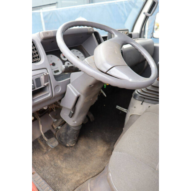 2004 نيسان Cabstar-47295184