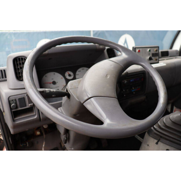 2004 نيسان Cabstar-47295185
