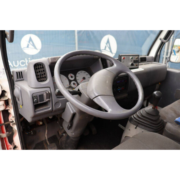 2004 نيسان Cabstar-47295187