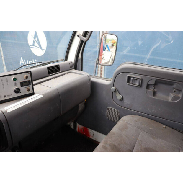 2004 نيسان Cabstar-47295196