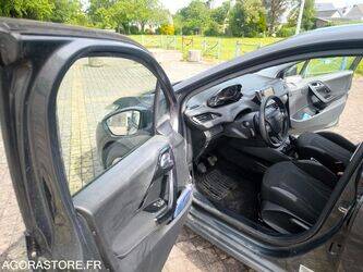 2014-peugeot-208-1455528-47340770