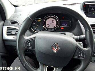 2014-renault-megane-1455536-47340905