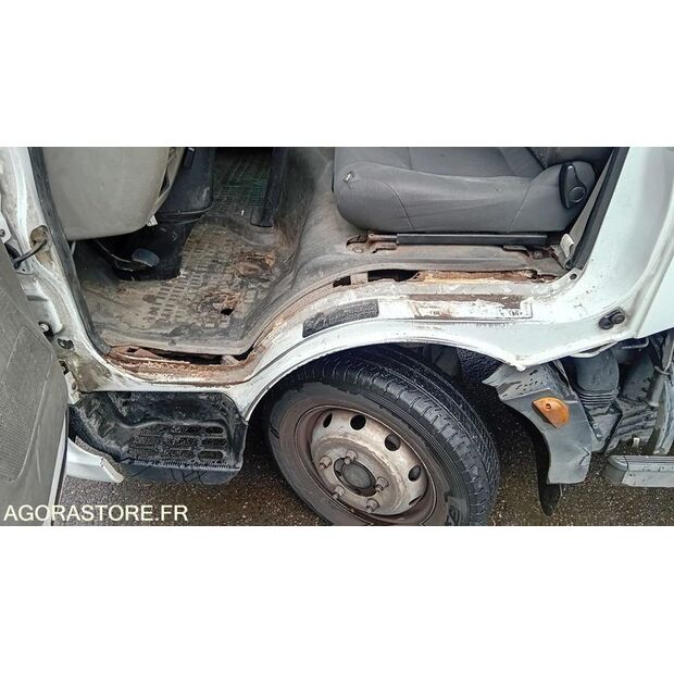 2011 Renault Maxity-47341390