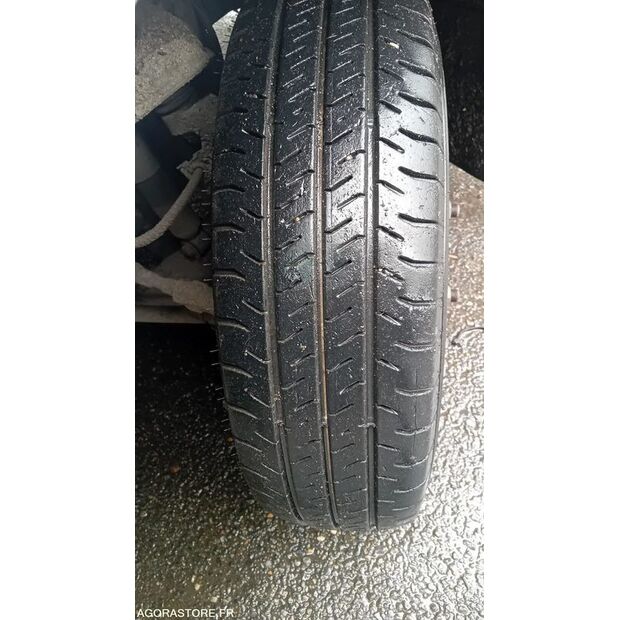 2011 Renault Maxity-47341406