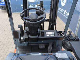 2013-toyota-8fbet16-1455828-47351134