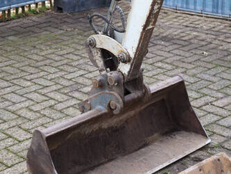 2001-takeuchi-tb016-1455844-47351805
