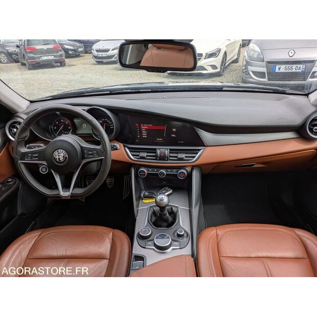 2016 Alfa Romeo GIULIA-47437192
