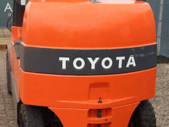 2010-toyota-7fbmf35-1456842-47438502