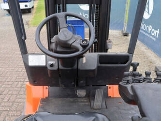 2010-toyota-7fbmf35-1456842-47438504