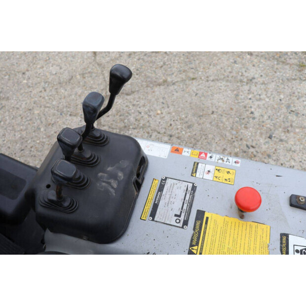 2011 NISSAN 1N1L18Q-47442004