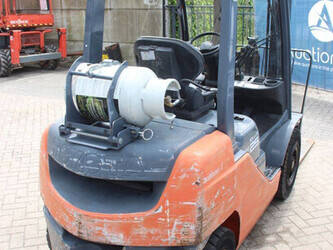 2010-toyota-02-8fgf25-1457123-47460708