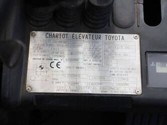 2010-toyota-02-8fgf25-1457123-47460733