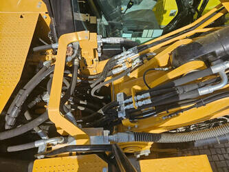 2021-caterpillar-323-1457379-47470260