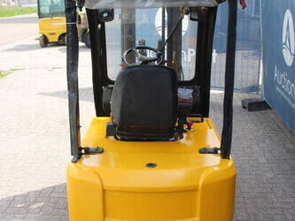 2011-hyundai-20b-7-1458023-47497807