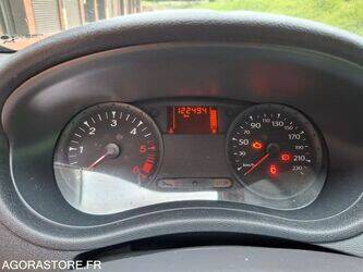 2010-renault-clio-1458690-47558734