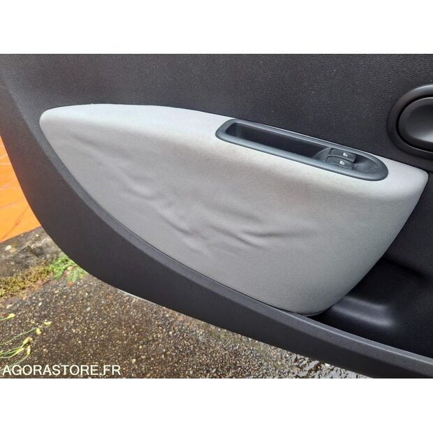 2010 Renault Clio-47558738