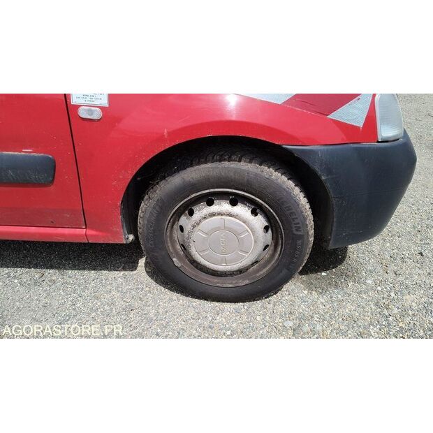 2011 داسيا LOGAN-47592091