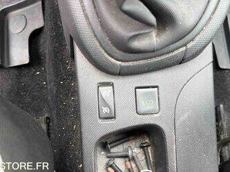 2013-renault-clio-1459068-47593890